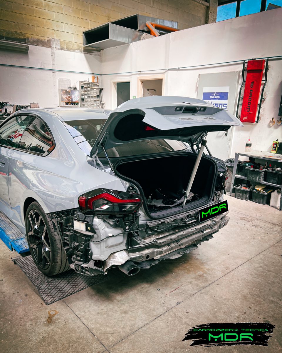 BMW M2 grigia in riparazione posteriore nell'officina MDR di Fano
