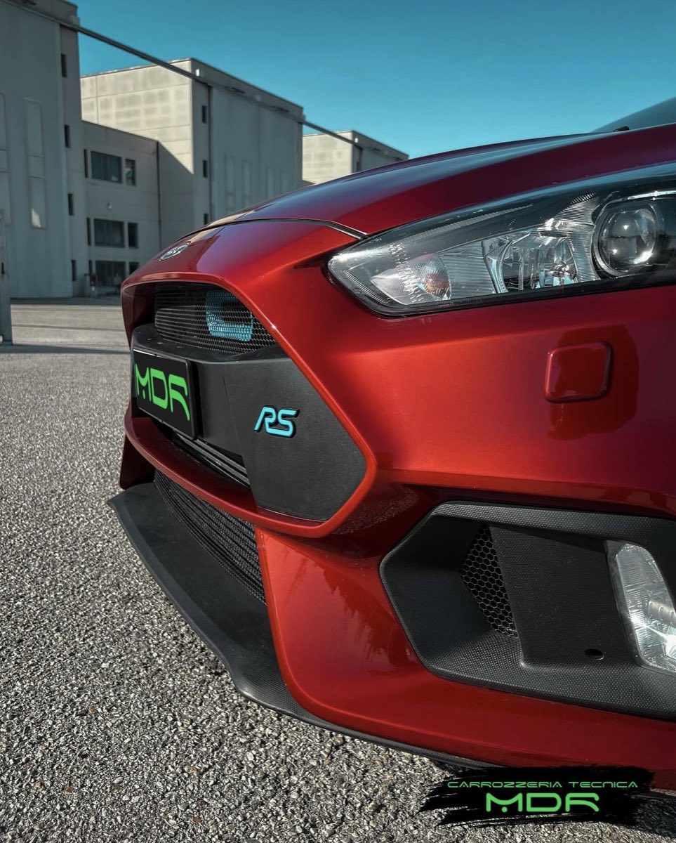 Dettaglio del frontale di una Ford Focus RS dopo lucidatura e correzione vernice